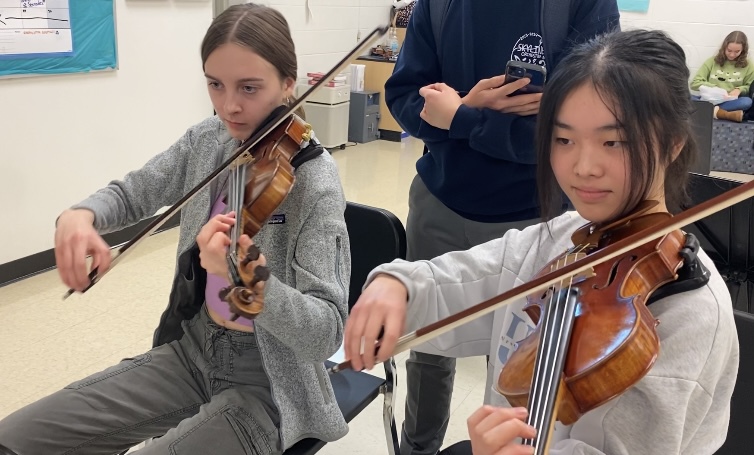 Ella Ricci ('24) and Yufei Fu ('25) diligently practice their winter serenades. Credit: G. Yao.
