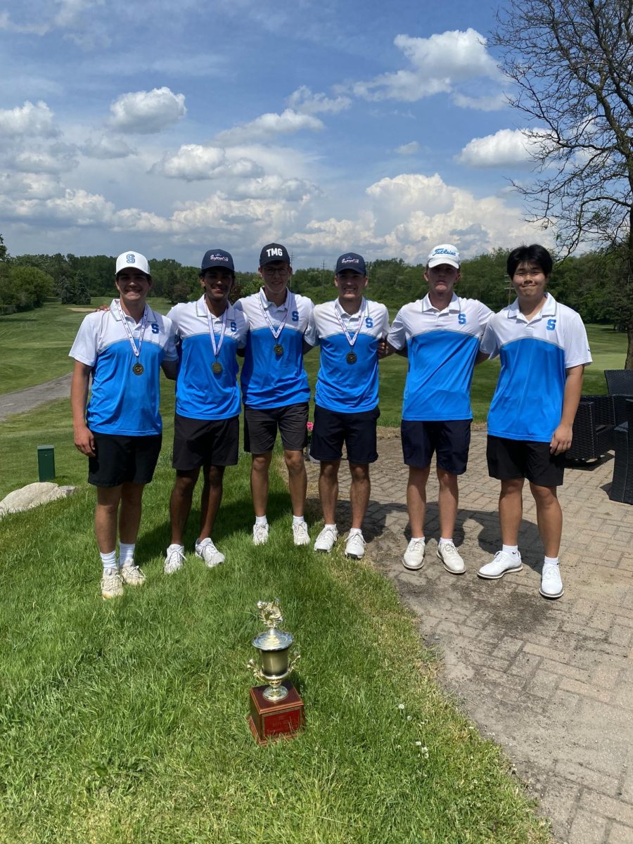 Skyline boys golf winning SEC gold group trophy. Credit: Melissa Schmidt.
