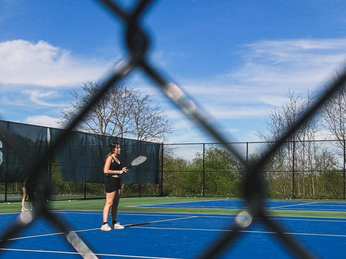 Zara Burzo ('27) is at practice on the tennis court. Credit: Chiara Ciricola.