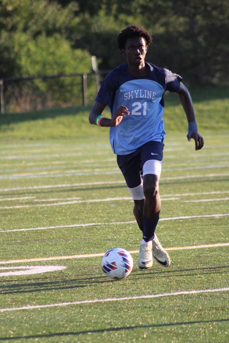 Lee Seck (25') dribbles the ball down the Skyline field, looking for the next pass.