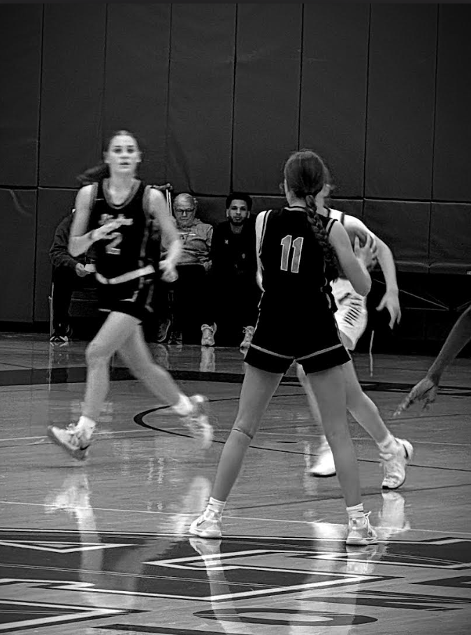 Joise Lovelace ('28) about to pass the ball.