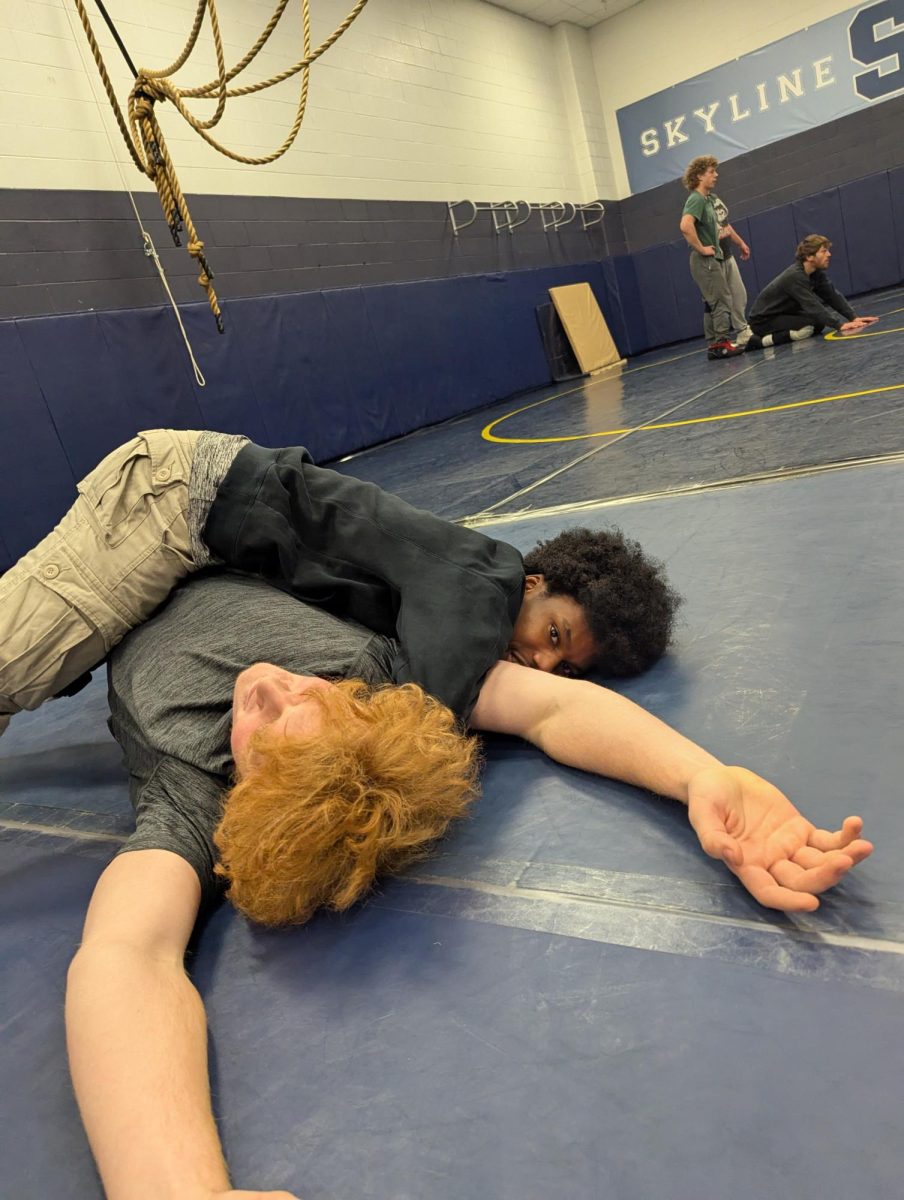 Deari Randall ('27) pinning Landon Binkley ('25).