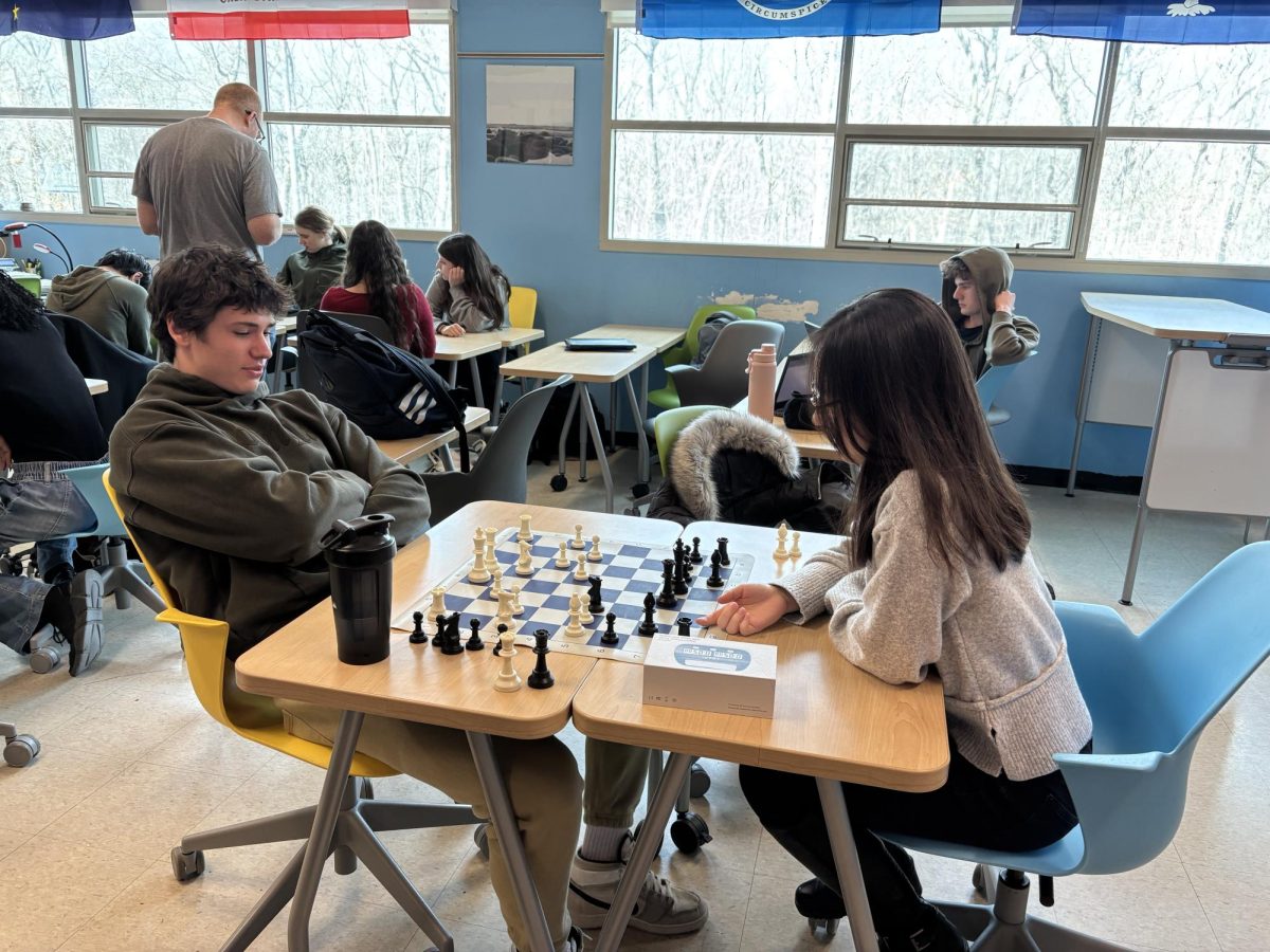 Maverick Musser (25’) and Minji Kim (25’) learn how to play chess in Math, Analytical thinking, taught by Jeff Oleksinski.