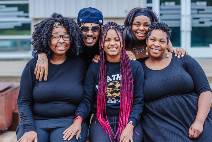  Savannah Warren (‘25) smiles alongside her family. 