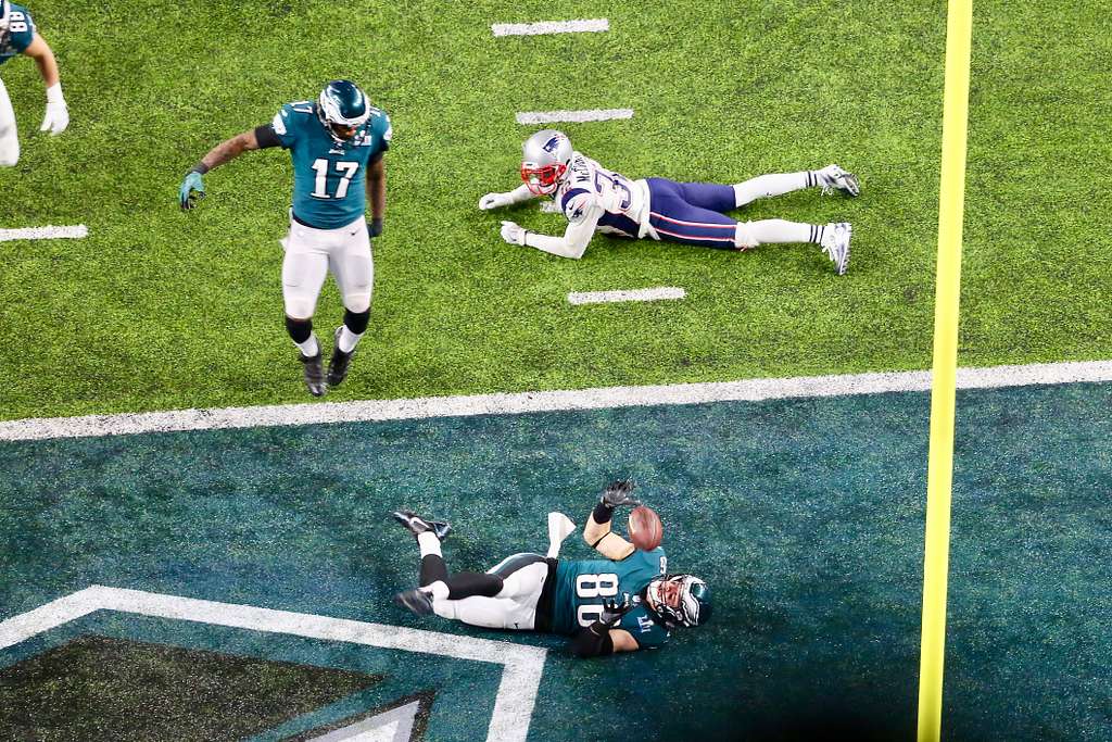 Zach Ertz Scores a Touchdown in Super Bowl LII for the Philadelphia Eagles vs the New England Patriots