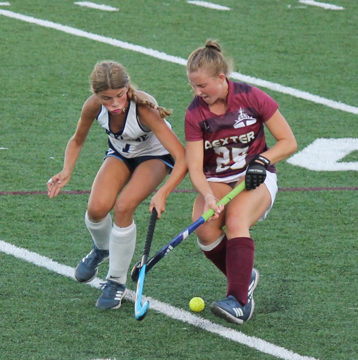 Tynne Hannahs ('27) fights for a ball against Dexter.