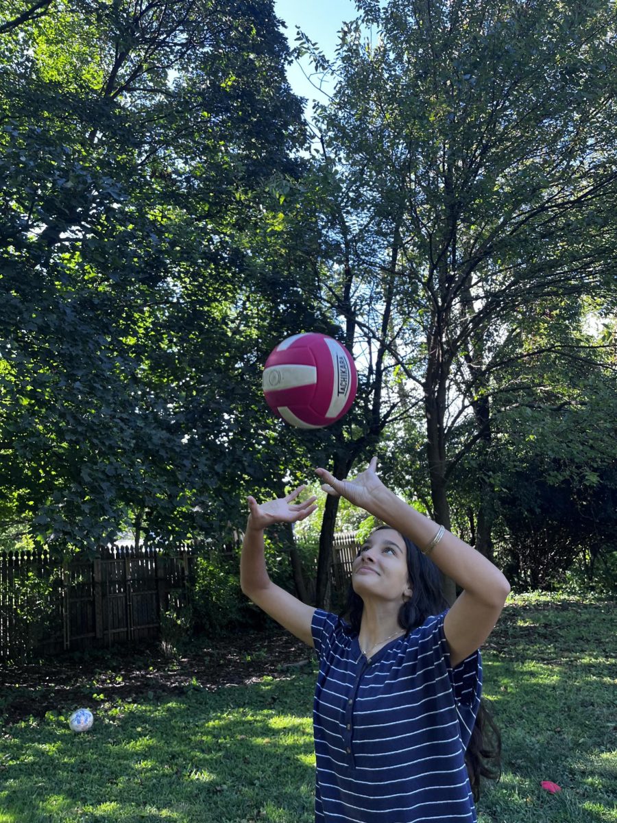 Ava Ronfeldt ('29) practicing her setting skills.