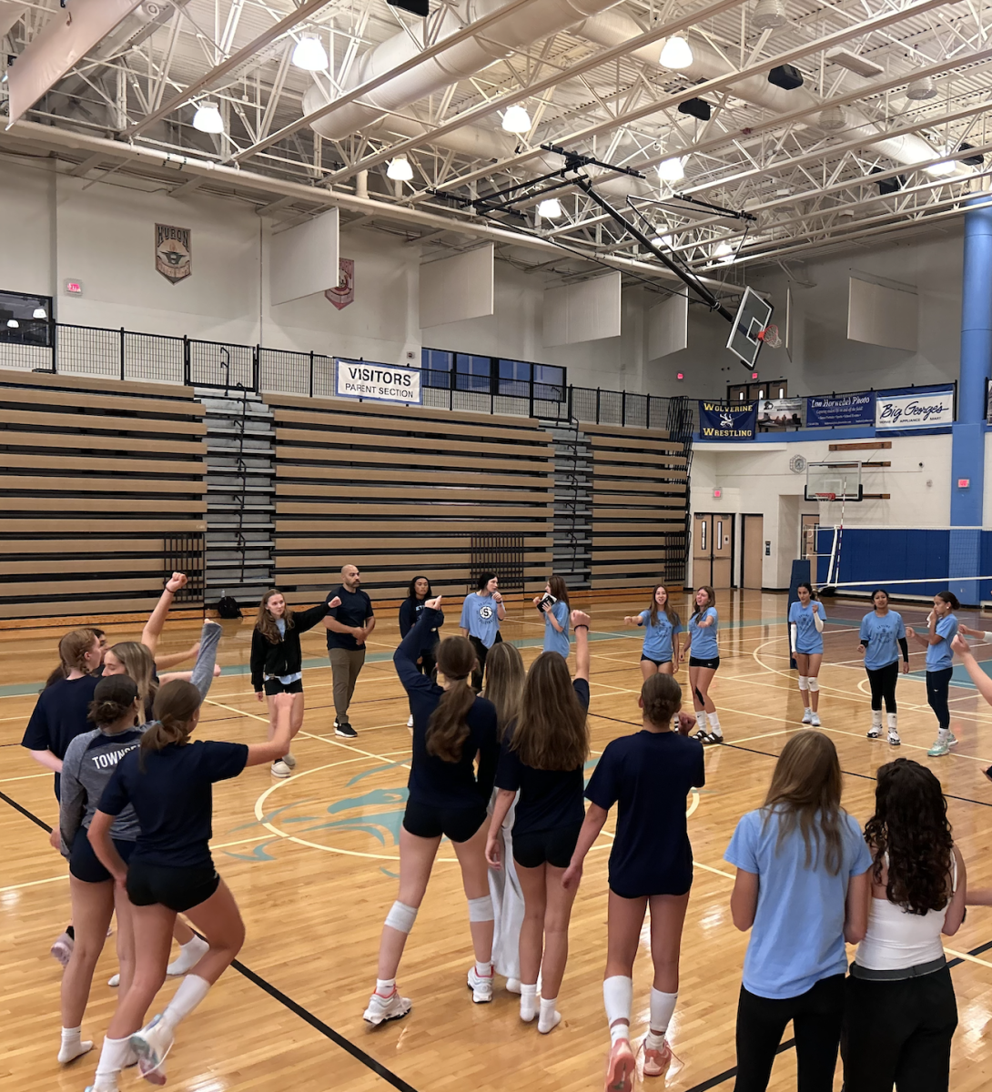 Skyline Volleyball cheering to end their session with RISE.