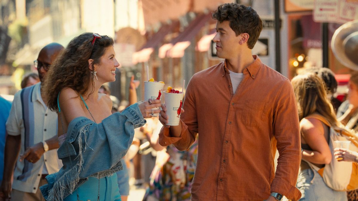 People We Meet on Vacation. (L-R) Emily Bader as Poppy and Tom Blyth as Alex in People We Meet on Vacation. (Cr. Michele K. Short/Netflix © 2025)